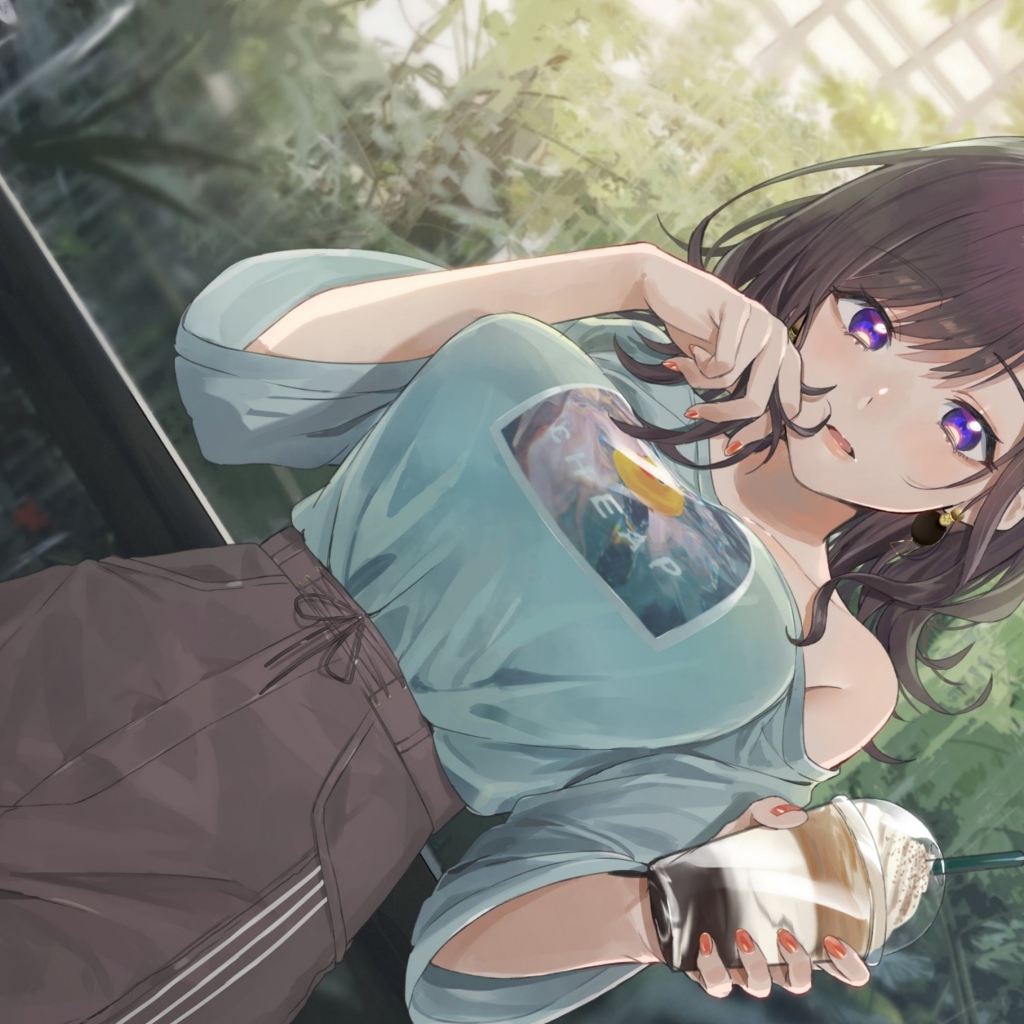 Красивая девушка аниме с коктейлем в руке 