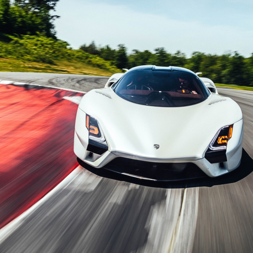Гоночный автомобиль  SSC Tuatara, 2019 года на трассе
