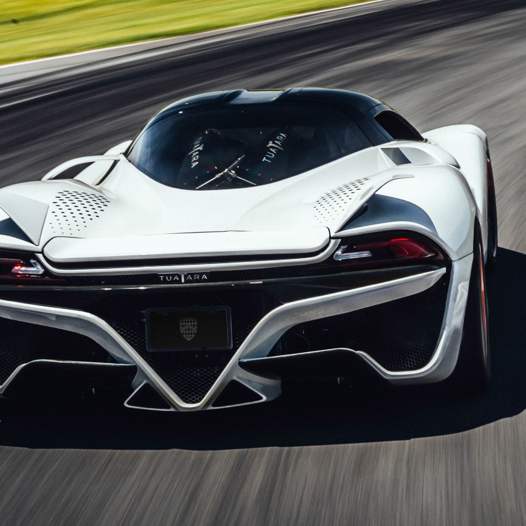 Спортивный автомобиль SSC Tuatara, 2019 года на трассе
