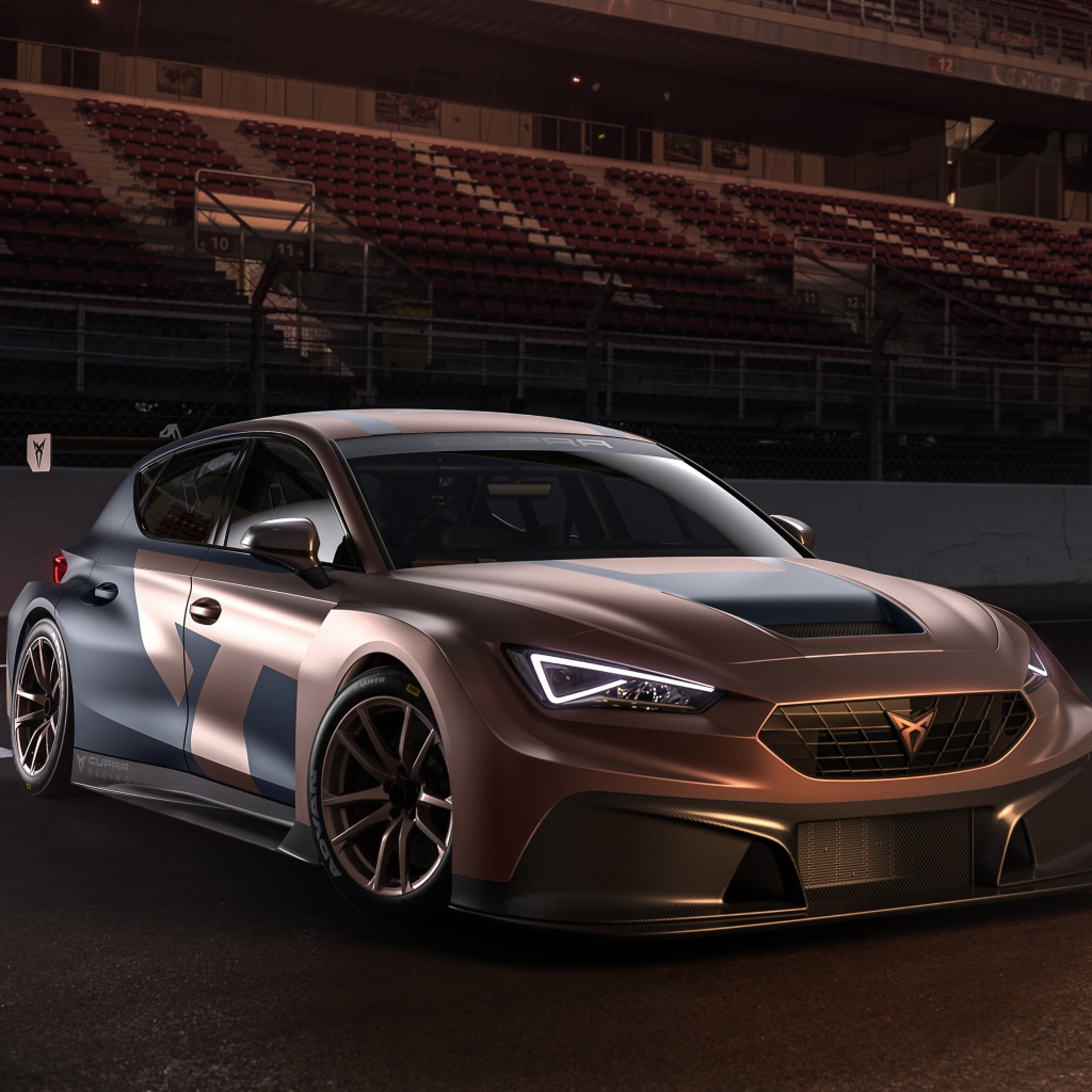 Автомобиль Cupra Leon Competition 2020 года на стадионе
