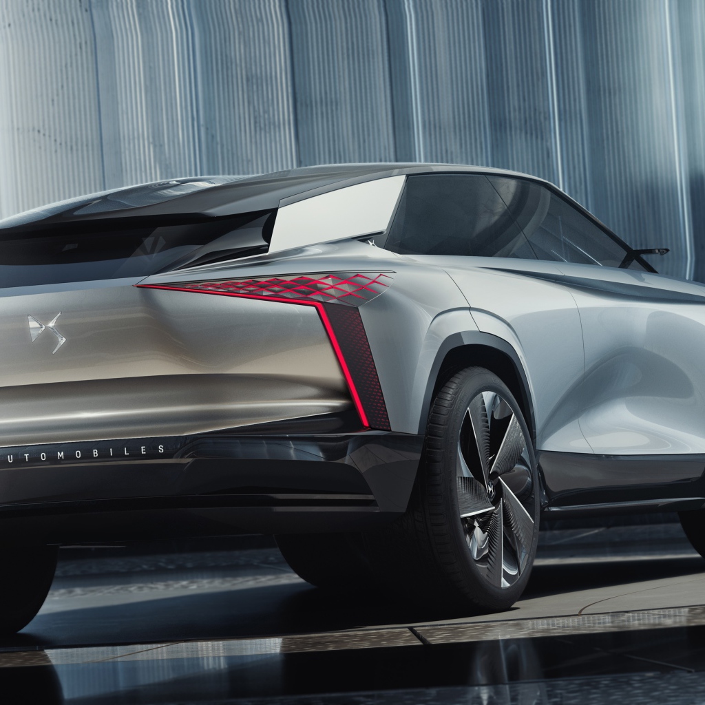 Автомобиль DS Aero Sport Lounge 2020 года вид сзади