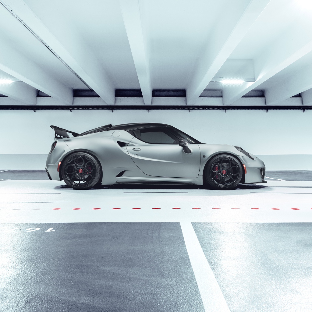 Серый автомобиль Pogea Racing Nemesis 2020 года на парковке 