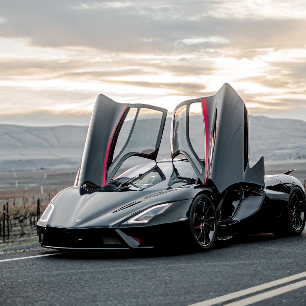 Спортивный автомобиль SSC Tuatara, 2020 года с открытыми дверями