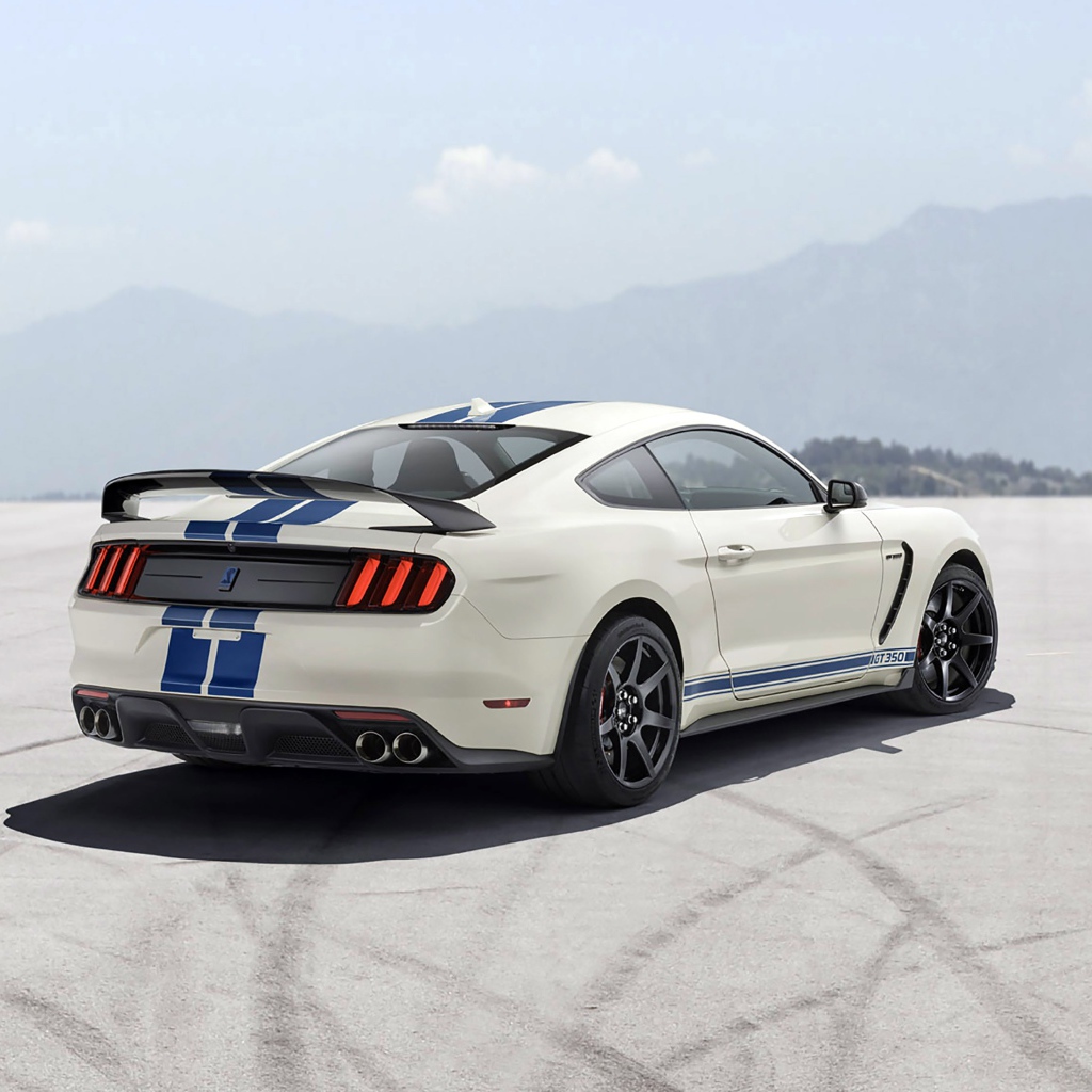 Автомобиль  Shelby GT350, 2020 года на асфальте