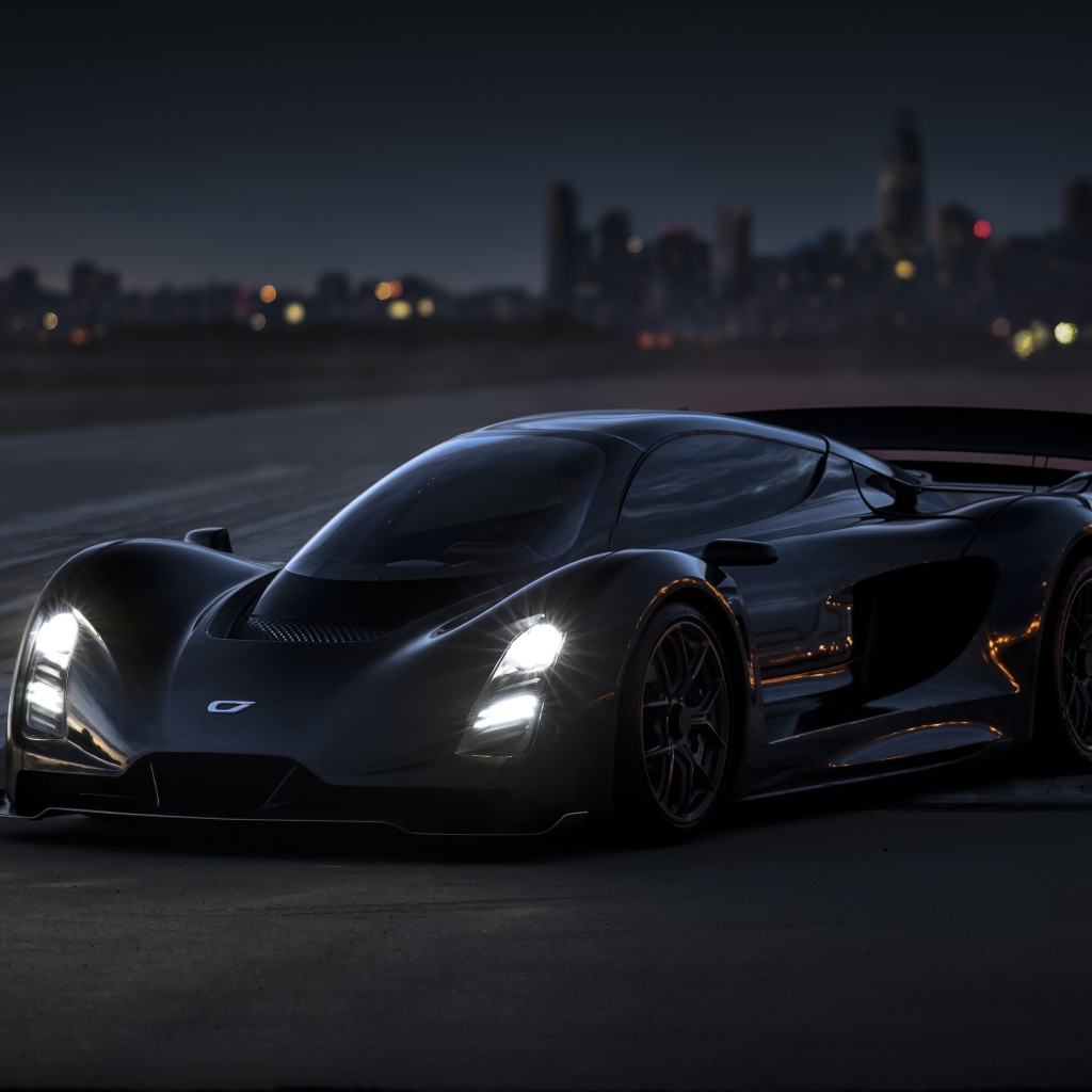 Черный гоночный автомобиль Czinger 21C Lightweight Track 2020 года на трассе