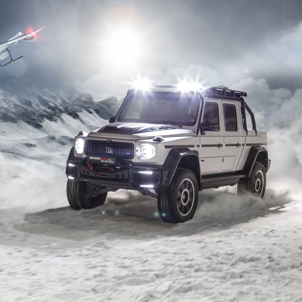 Быстрый  Brabus 800 Adventure XLP 2020 года едет по заснеженной дороге 