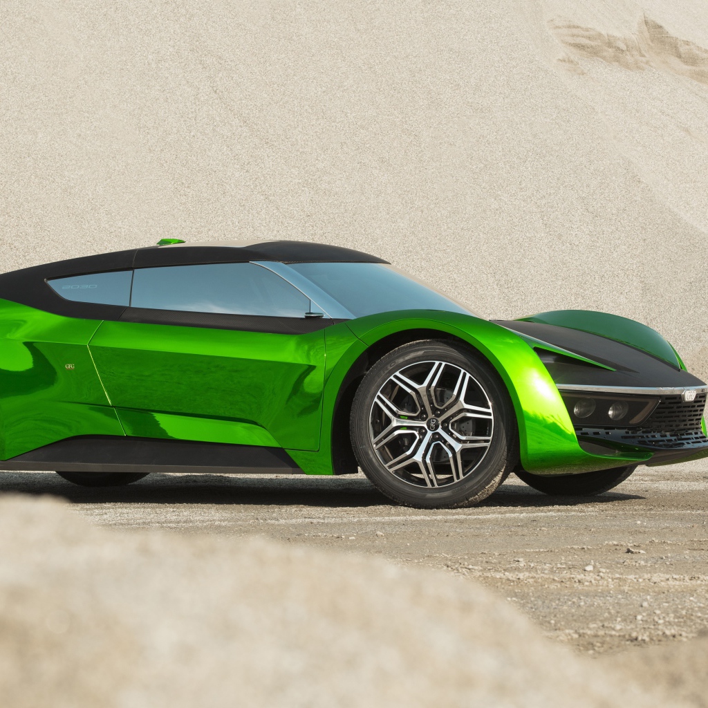 Зеленый автомобиль GFG Vision 2020 года стоит на песке