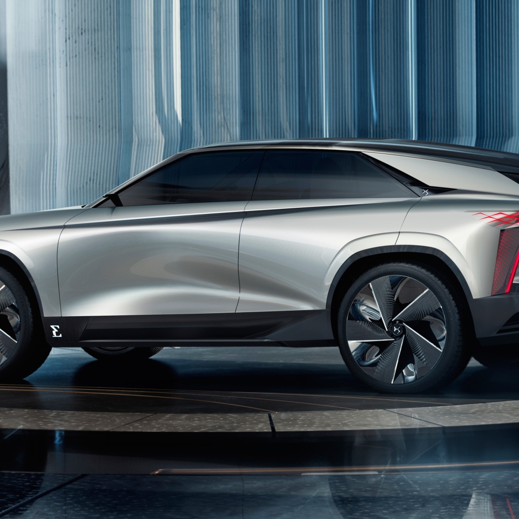 Серебристый автомобиль DS Aero Sport Lounge 2020 года вид сбоку