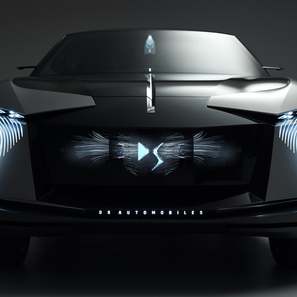 Черный автомобиль DS Aero Sport Lounge 2020 года на сером фоне вид спереди