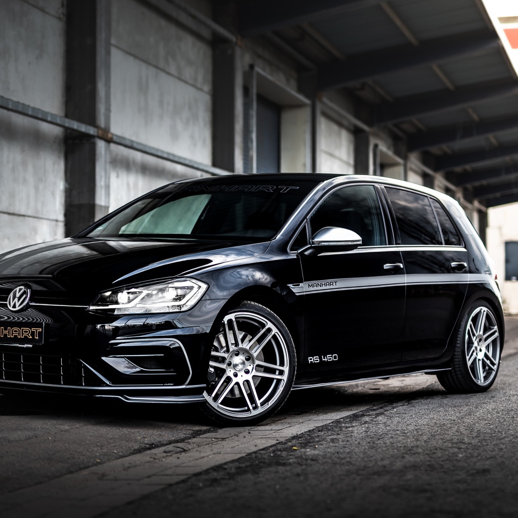 Черный автомобиль Manhart RS 450, 2020 года у здания 