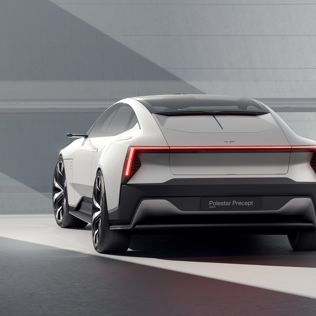 Серебристый автомобиль Polestar Precept 2020 года на фоне серой стены