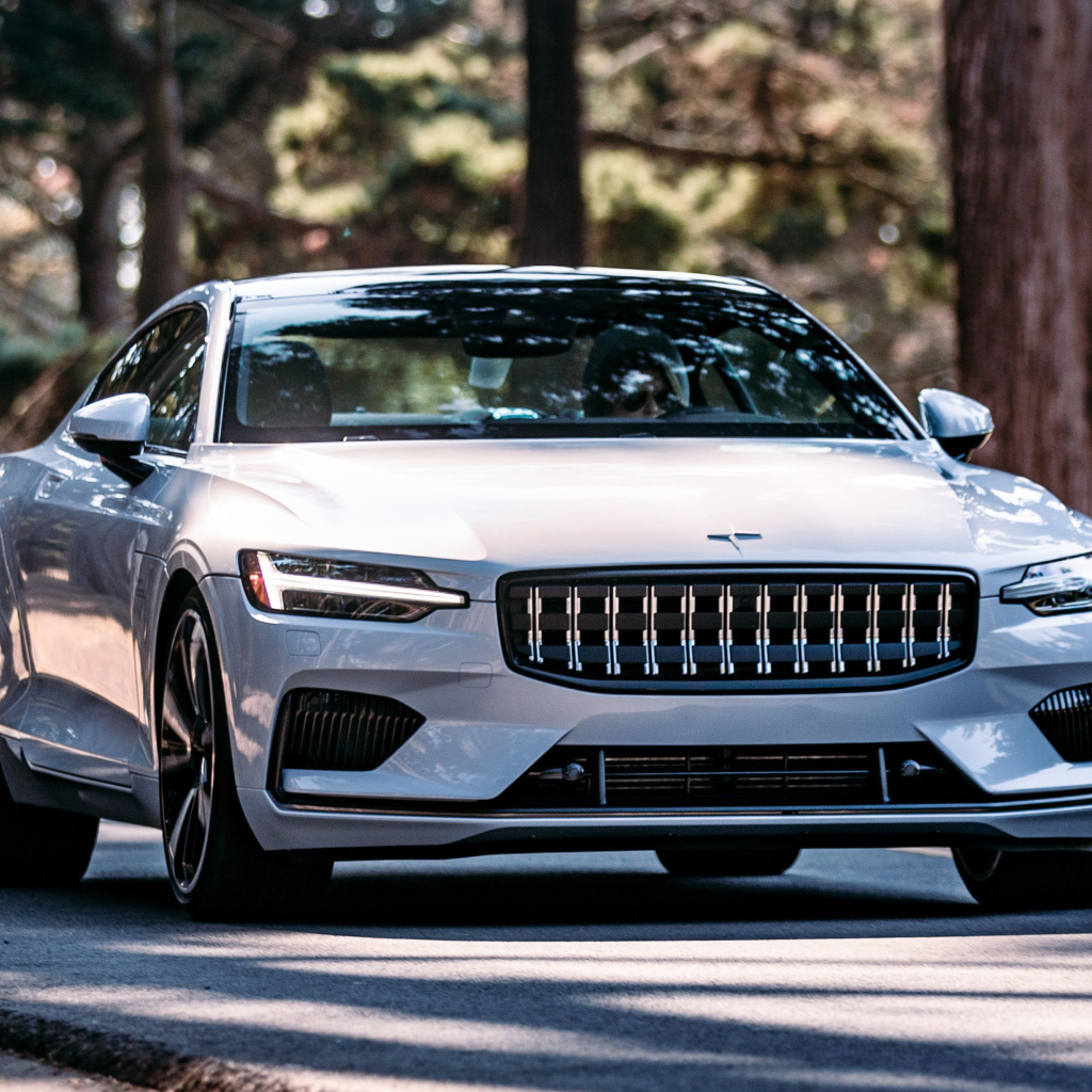 Белый автомобиль Polestar 1 2021 года едет по дороге