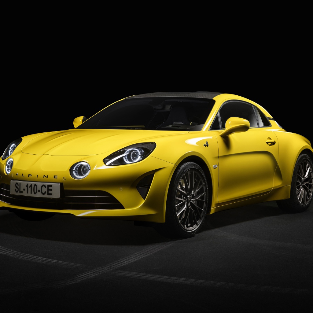Желтый автомобиль Alpine A110 Color Edition 2020 года на черном фоне