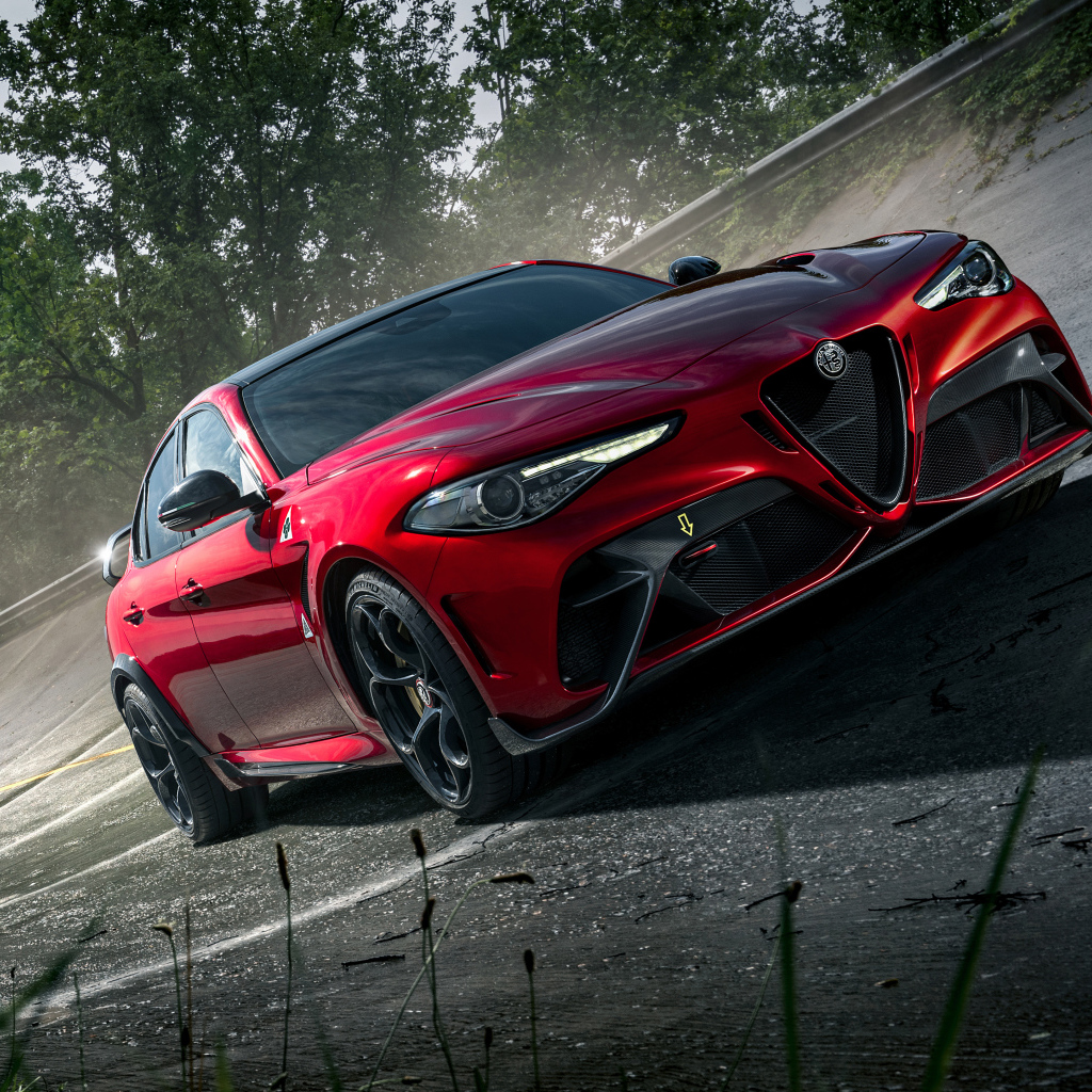 Автомобиль Alfa Romeo Giulia GTAm, 2021 года красного цвета