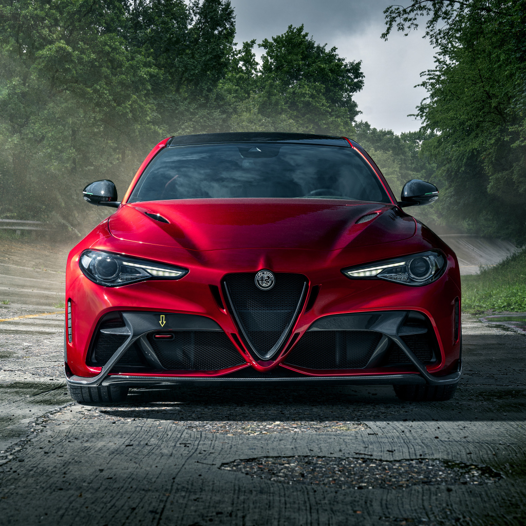 Красный автомобиль Alfa Romeo Giulia GTAm, 2021 года вид спереди