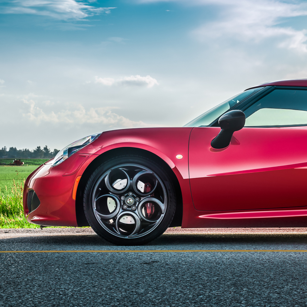 Красный автомобиль Alfa Romeo 4C на трассе 