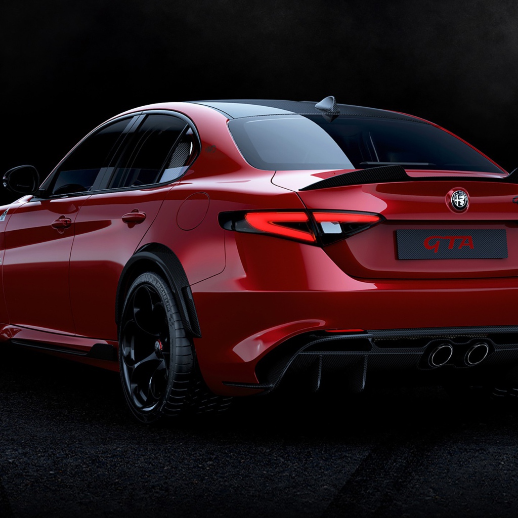 Красный автомобиль Alfa Romeo Giulia GTA 2020 года вид сзади