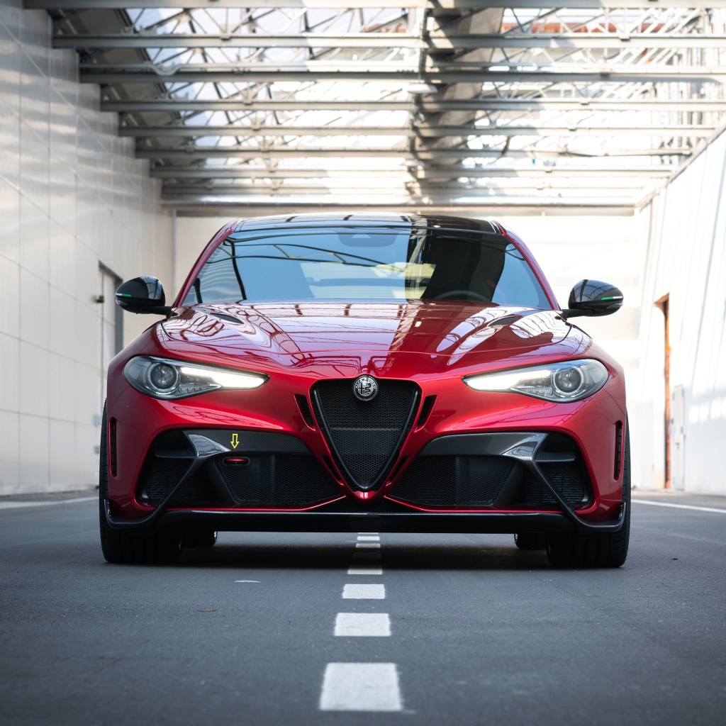 Красный автомобиль Alfa Romeo Giulia GTAm 2020 года вид спереди