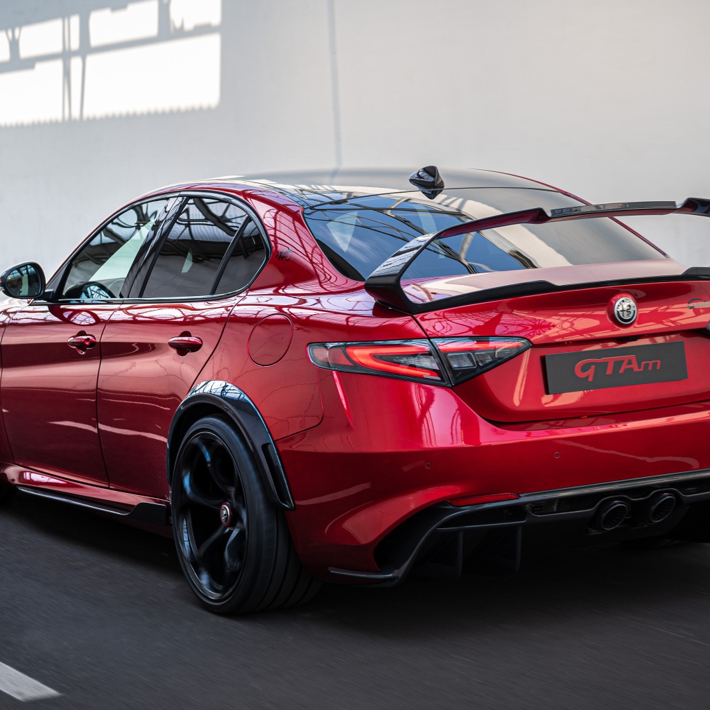 Красный автомобиль Alfa Romeo Giulia GTAm 2020 года готовится в гонкам