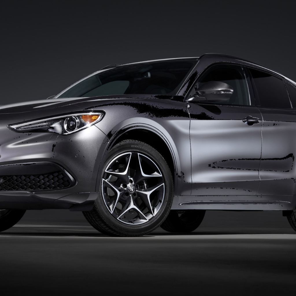 Серебристый автомобиль Alfa Romeo, 2020 года на сером фоне