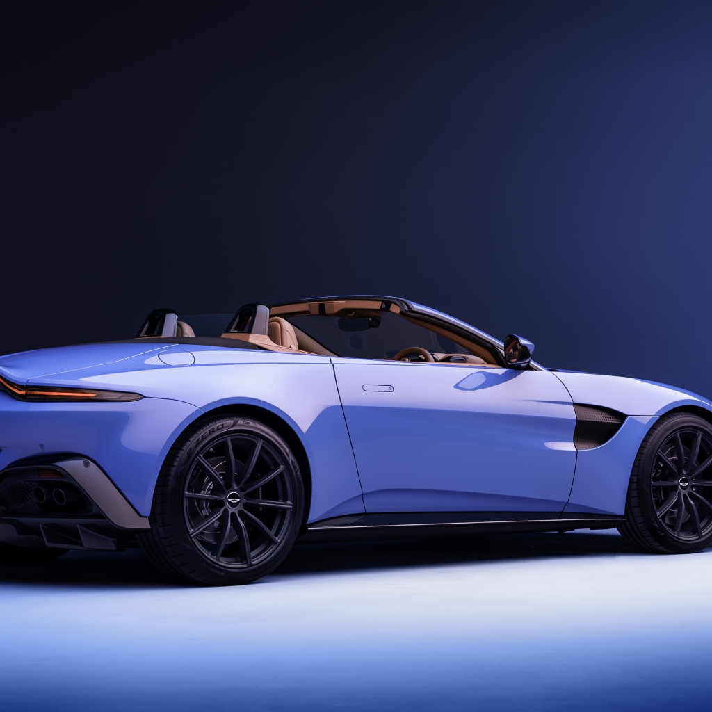 Автомобиль Aston Martin Vantage Roadster 2020 года вид сзади