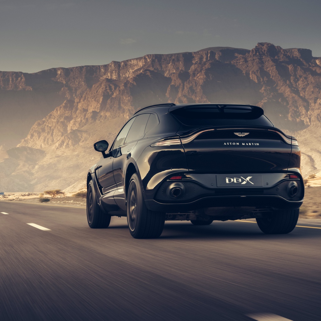Черный внедорожник Aston Martin DBX 2020 года в горах 