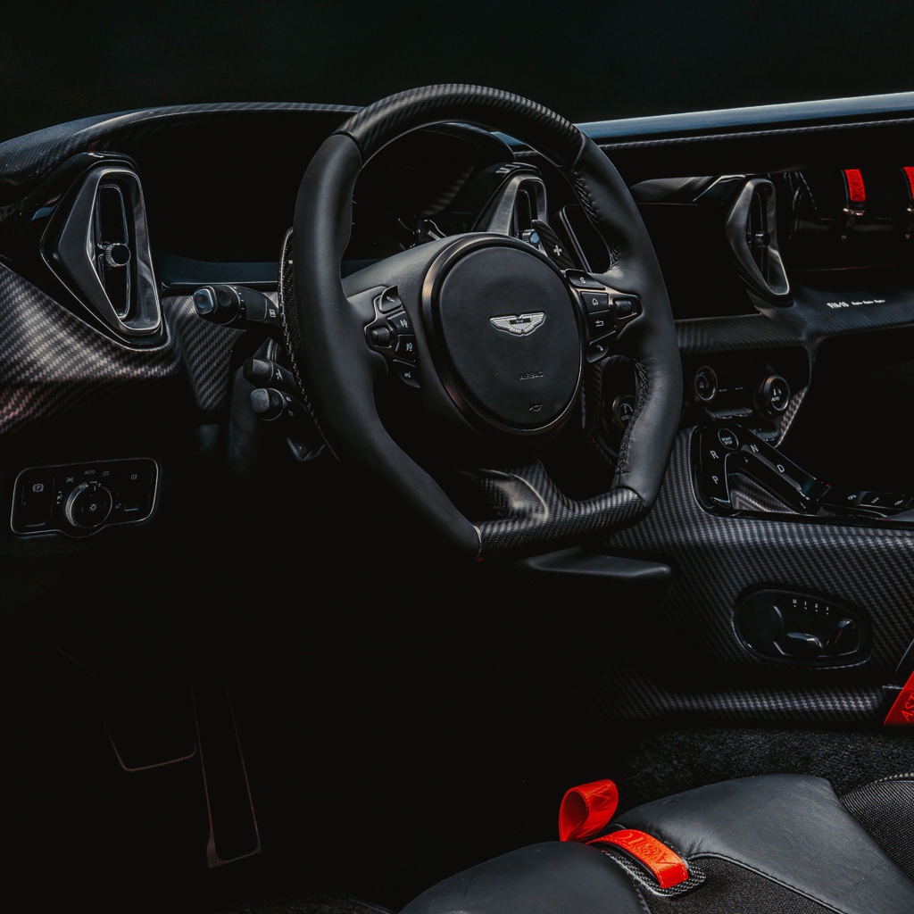 Черный кожаный салон Aston Martin V12 Speedster 2020 года