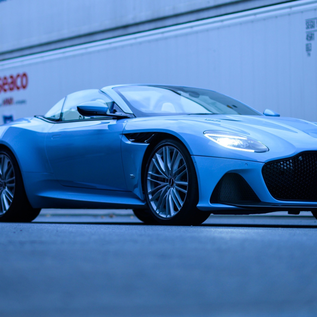 Автомобиль Aston Martin DBS Superleggera Volante в порту 