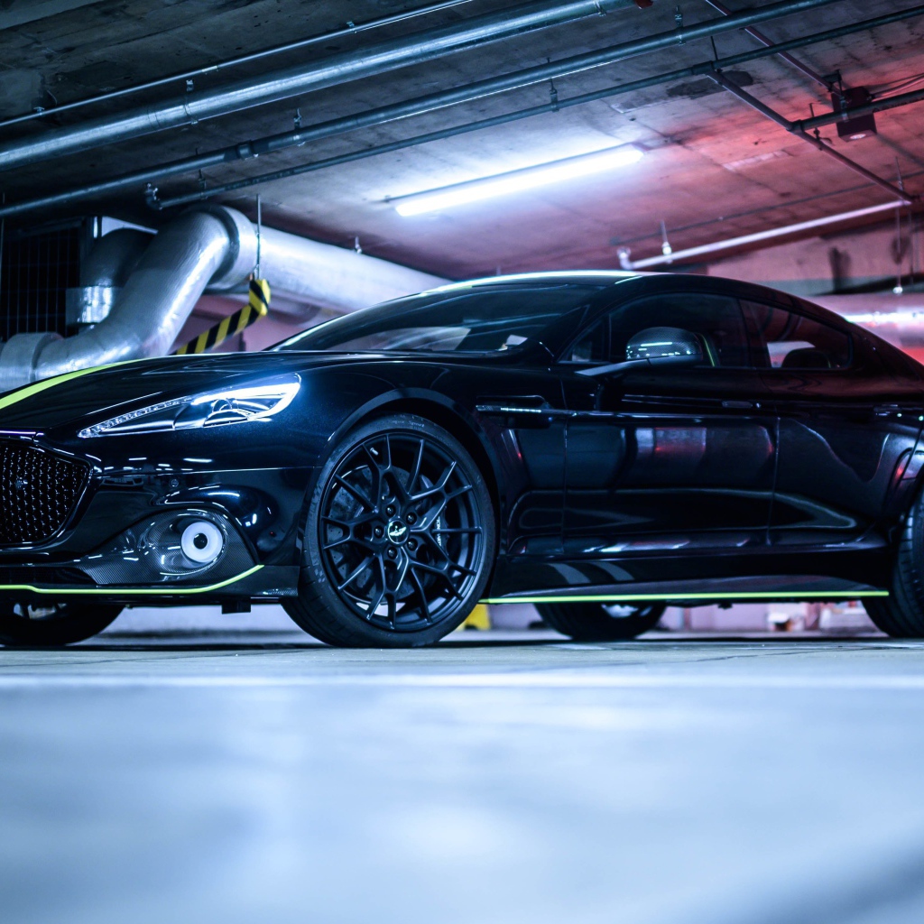 Черный автомобиль Aston Martin Rapide AMR в гараже