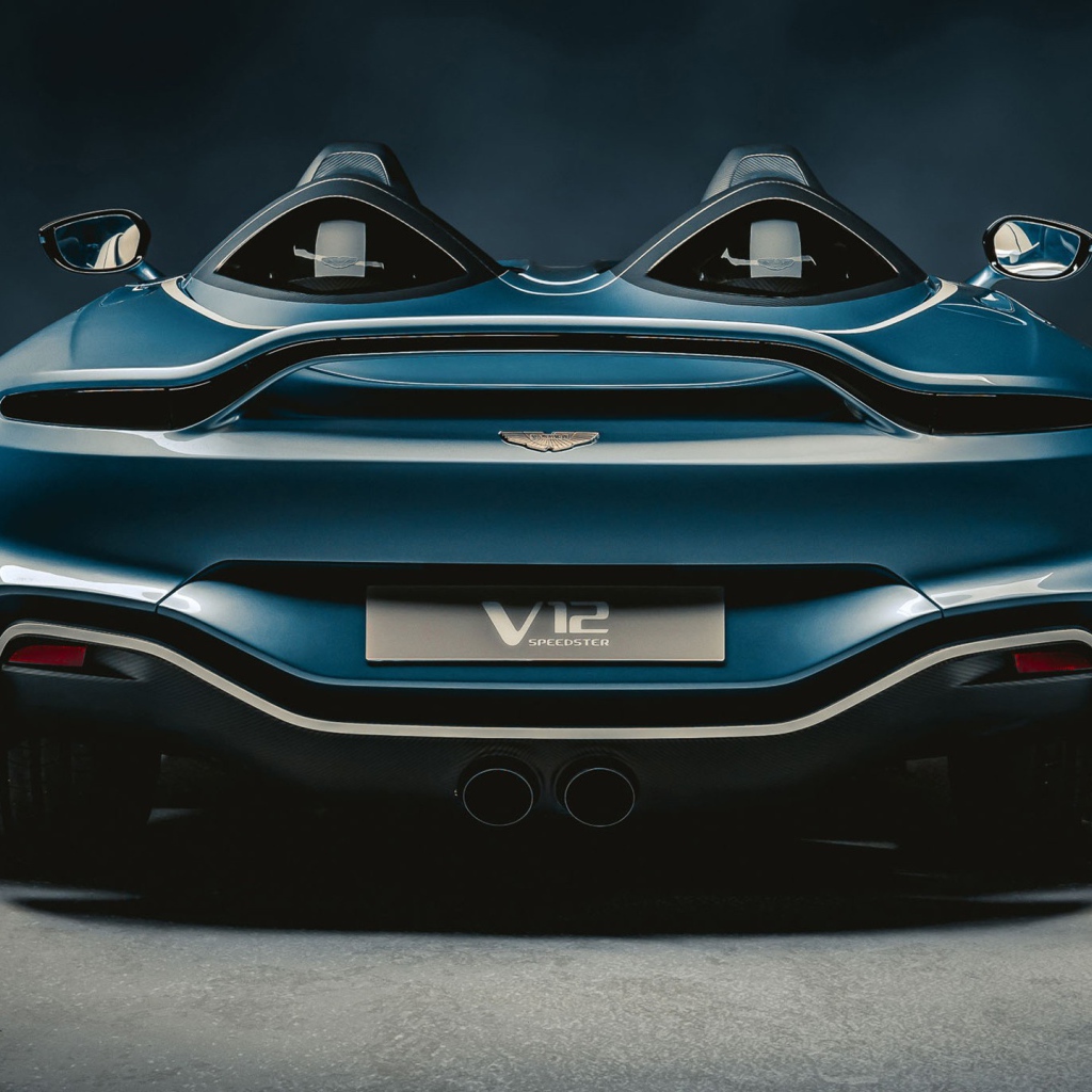 Автомобиль Aston Martin V12 Speedster 2020 года вид сзади на сером фоне