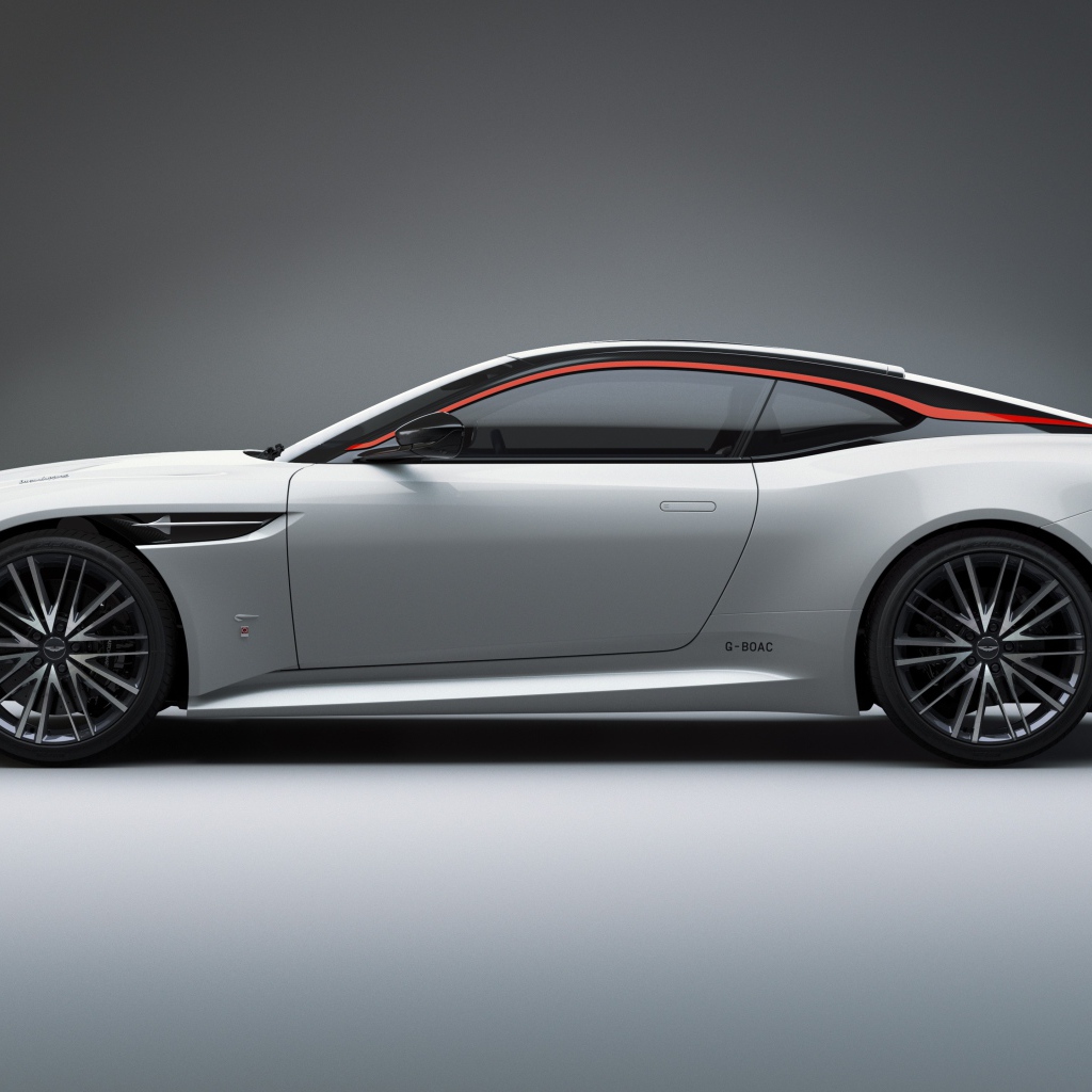 Серебристый автомобиль Aston Martin DBS Superleggera 2019 года вид сбоку