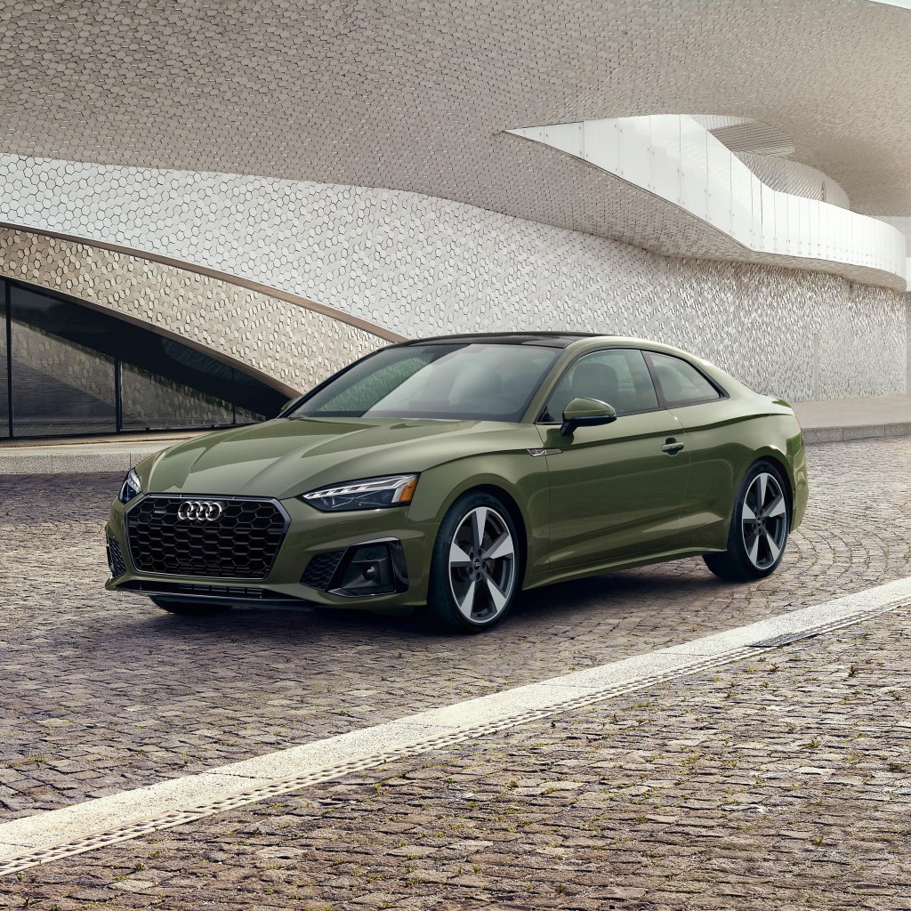 Автомобиль  Audi A5 Coupe 45 TFSI Quattro S Line 2020 года у здания 