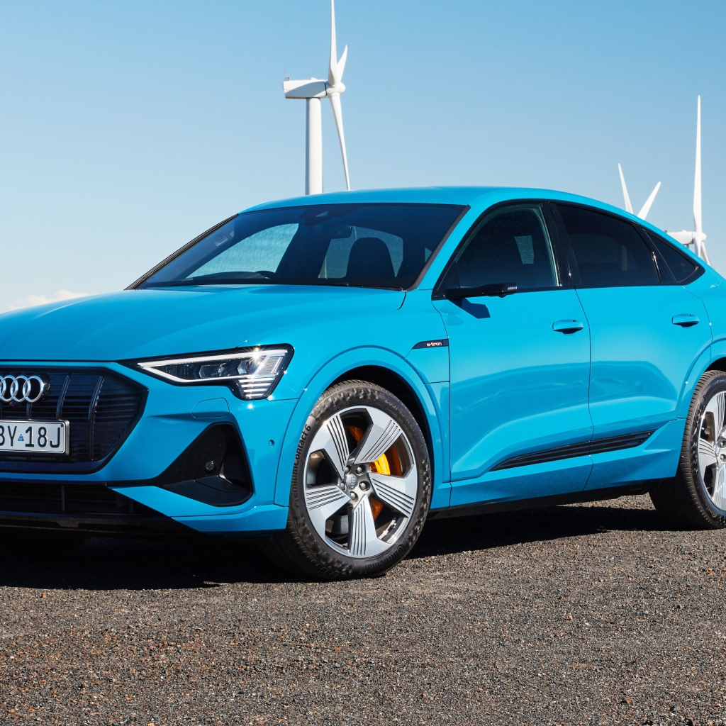 Голубой автомобиль Audi E-Tron 55 Quattro Sportback S Line 2020 года 