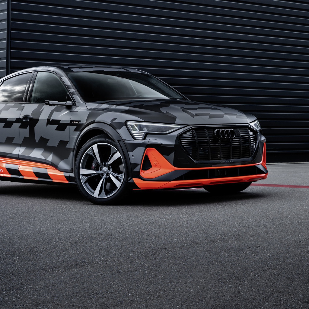 Автомобиль Audi E-Tron S Sportback Prototype 2020 года на фоне черной стены 