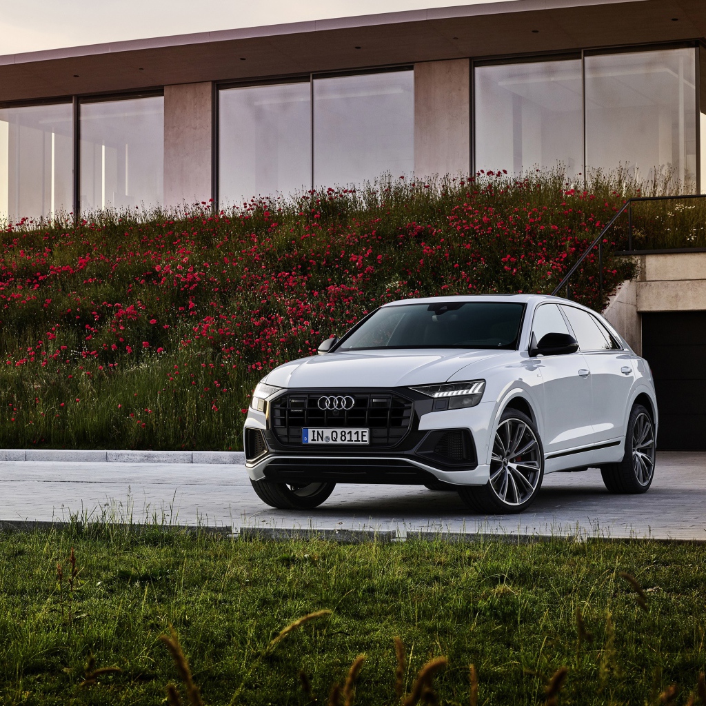 Автомобиль Audi Q8 60 TFSI E Quattro S Line 2020 года у дома