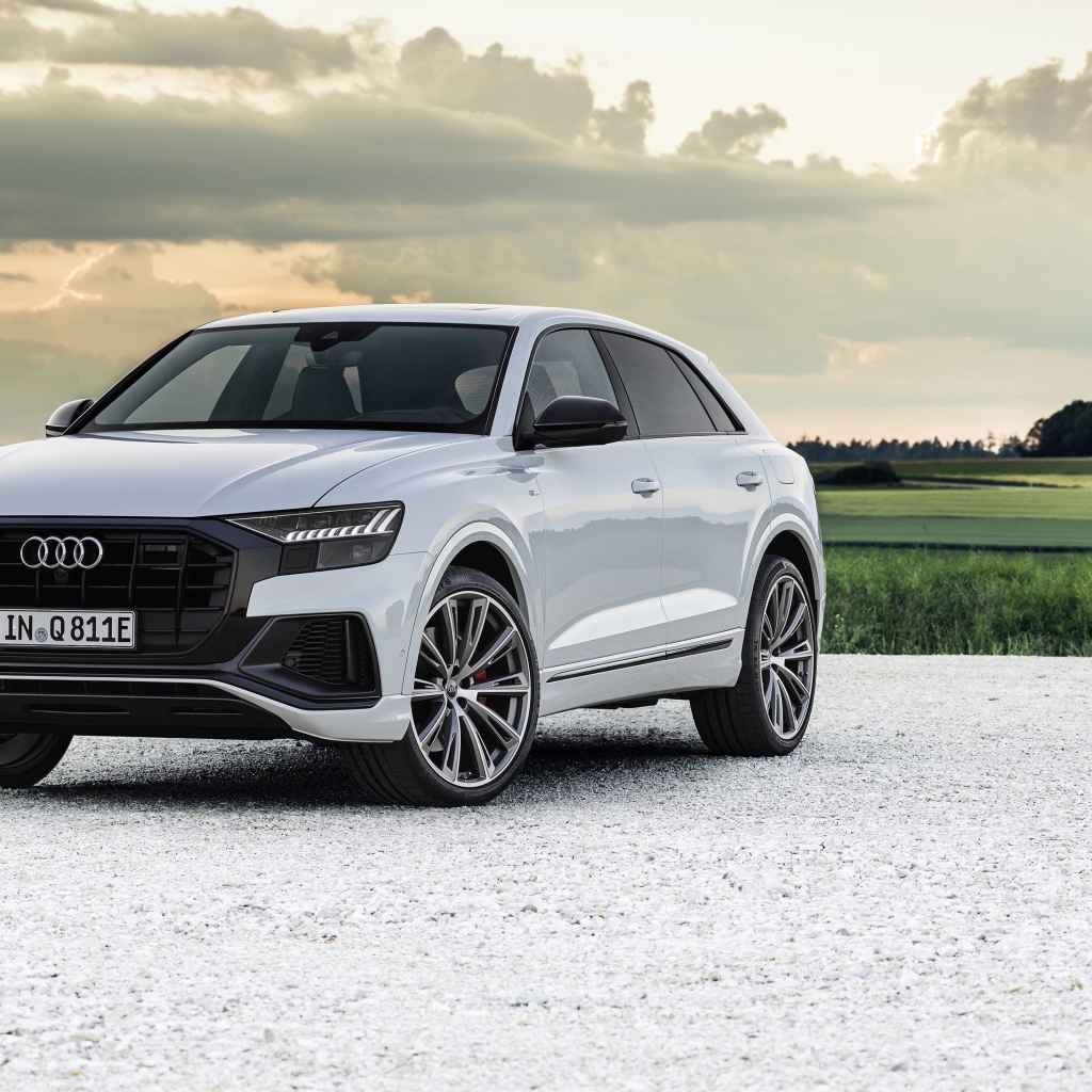 Автомобиль Audi Q8 60 TFSI E Quattro S Line 2020 года на фоне неба