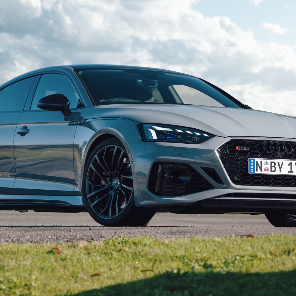 Серебристый автомобиль Audi RS 5 Sportback 2020 года 