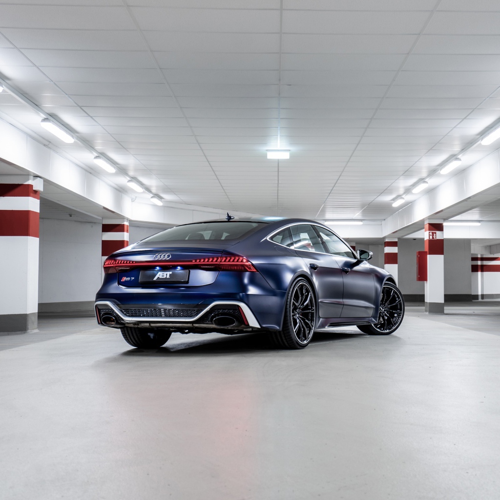 Автомобиль Audi RS 7 Sportback 2020 года на подземной парковке вид сзади
