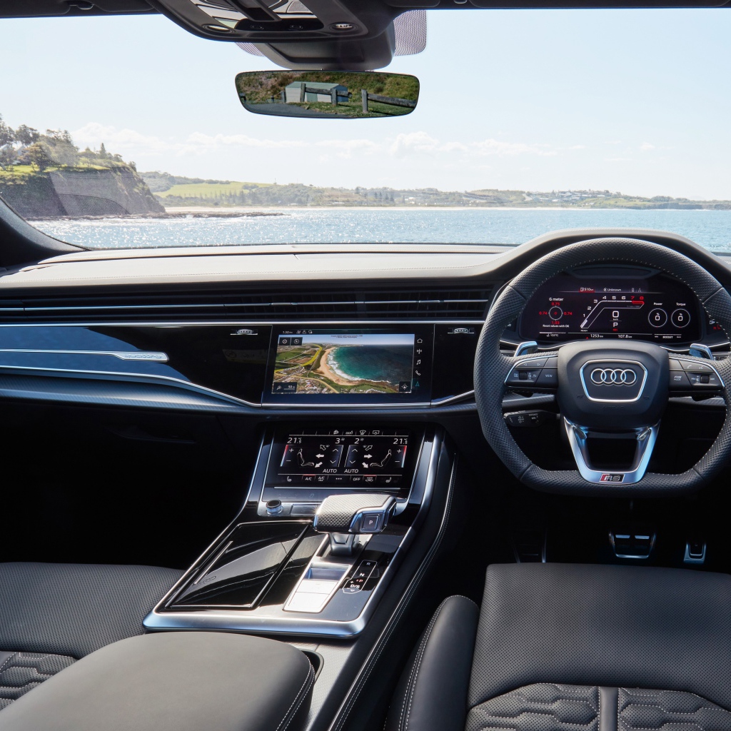 Черный кожаный салон автомобиля Audi RS Q8 2020 года 