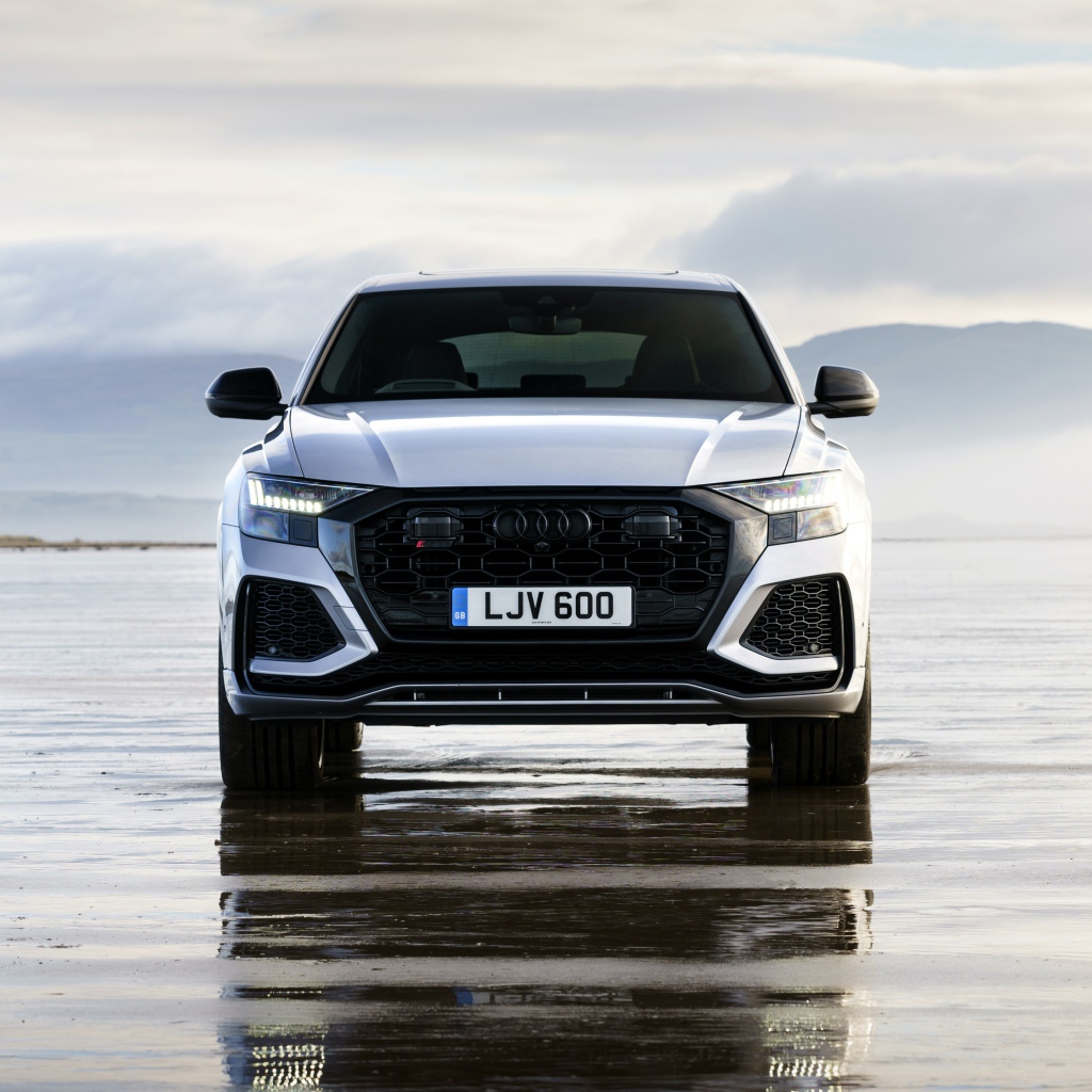 Автомобиль Audi RS Q8 2020 года вид спереди