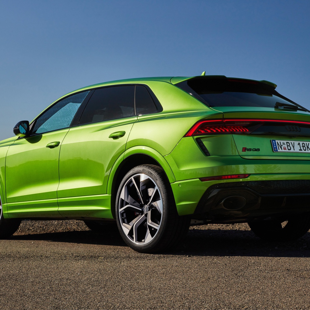Автомобиль Audi RS Q8 2020 года вид сзади у воды