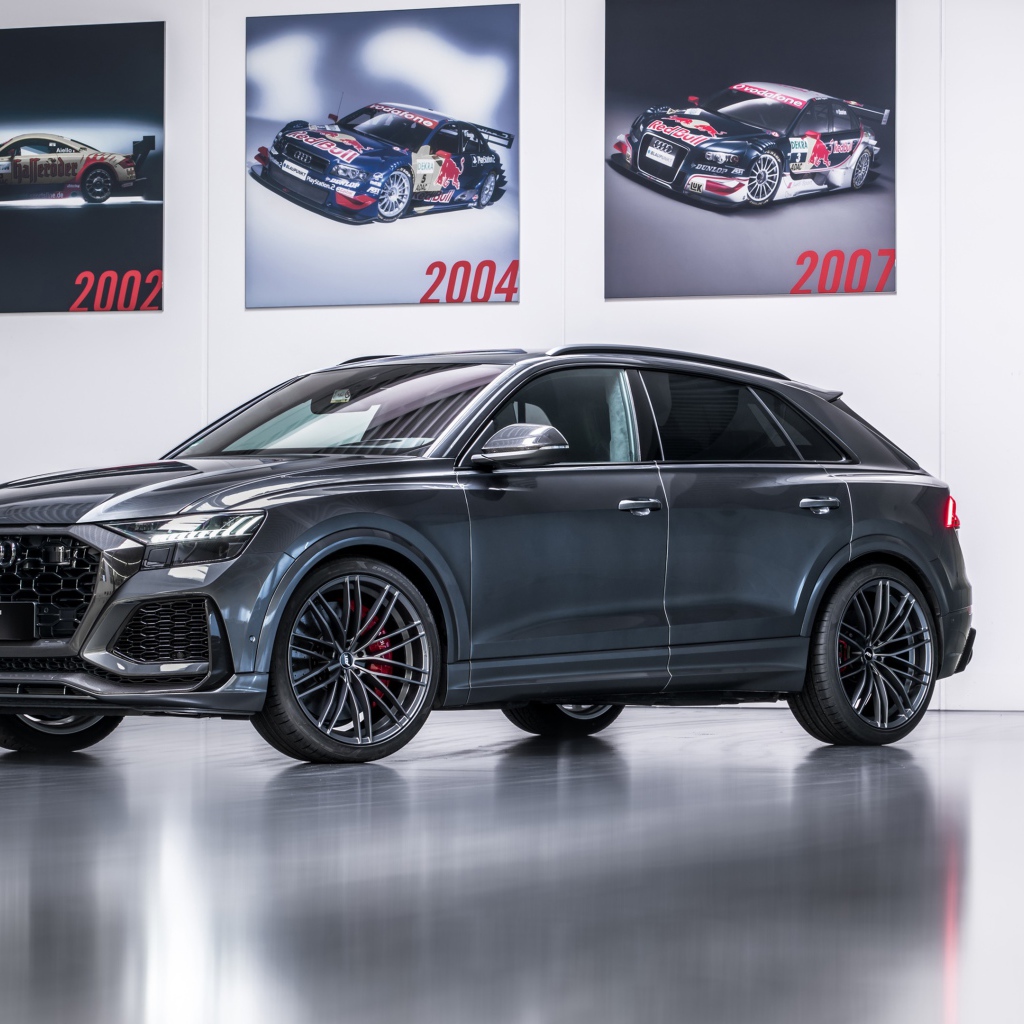 Серый автомобиль Audi RS Q8 2020 года на выставке 