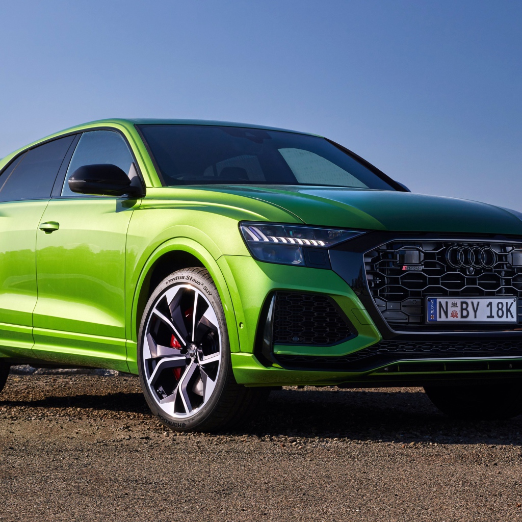 Зеленый автомобиль Audi RS Q8 2020 года вид спереди