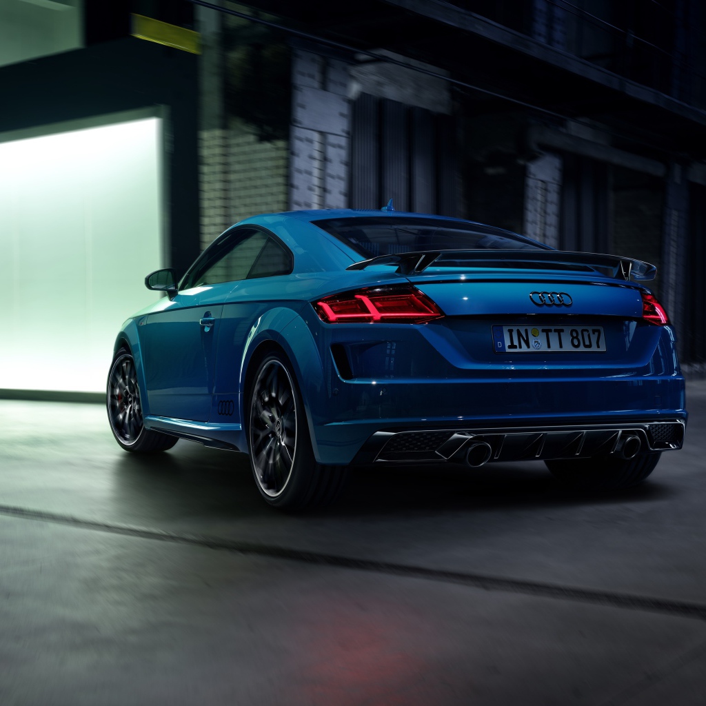 Синий автомобиль Audi TT Coupe 45 TFSI Quattro S Line Competition Plus 2020  года вид сзади