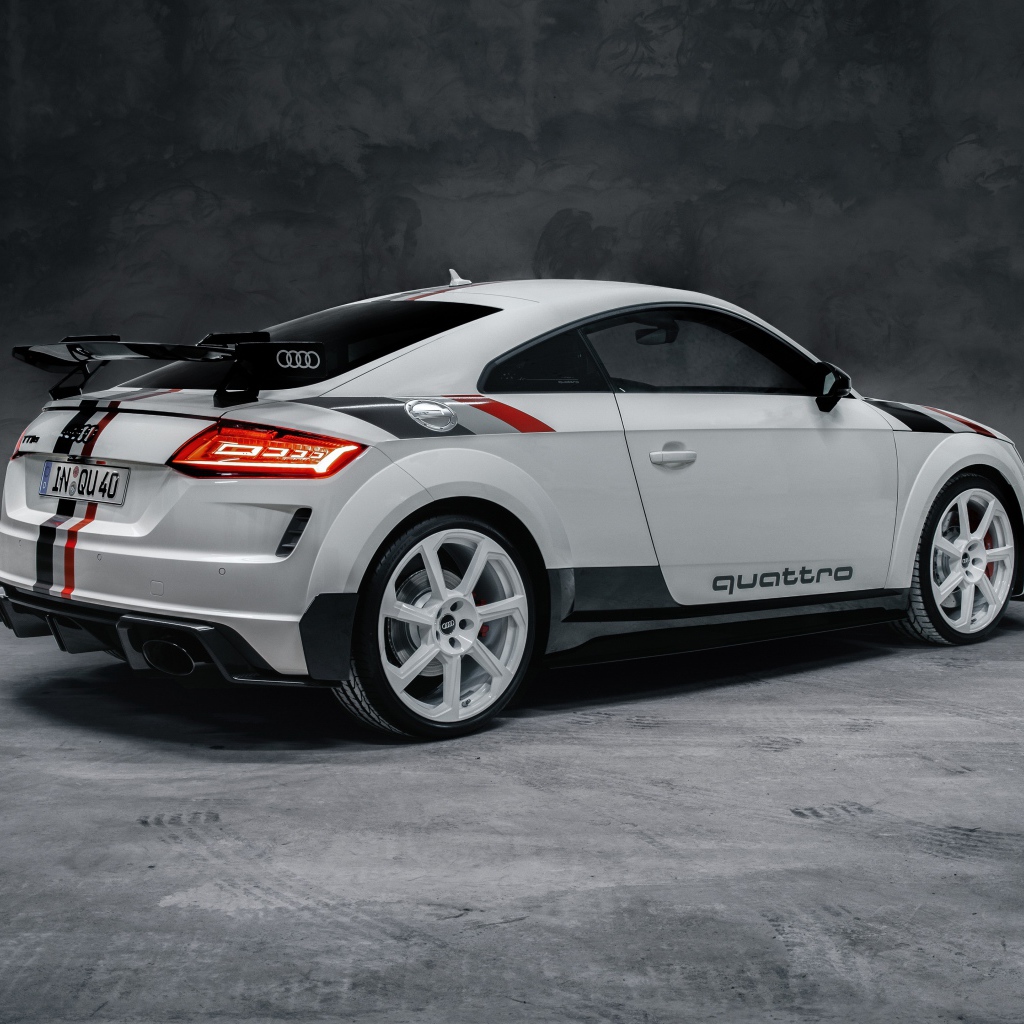 Спортивный автомобиль Audi TT RS Coupé 40 Jahre Quattro 2020 года на сером фоне