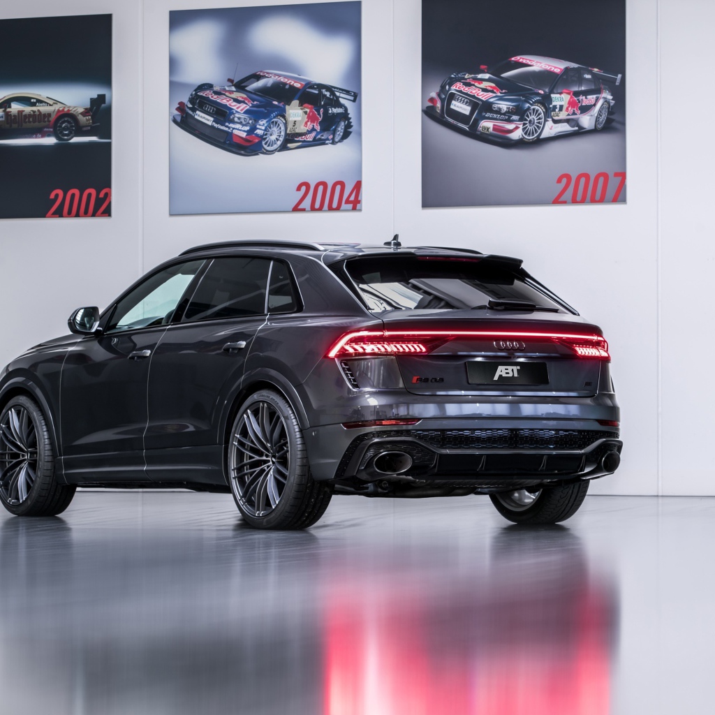 Черный Audi RS Q8 2020 года вид сзади