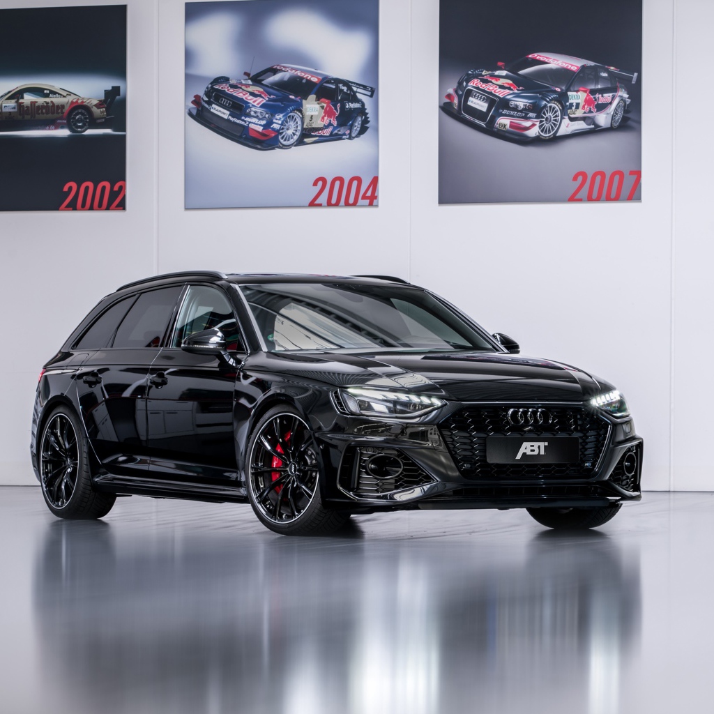 Черный автомобиль Audi RS 4 Avant 2020 года 