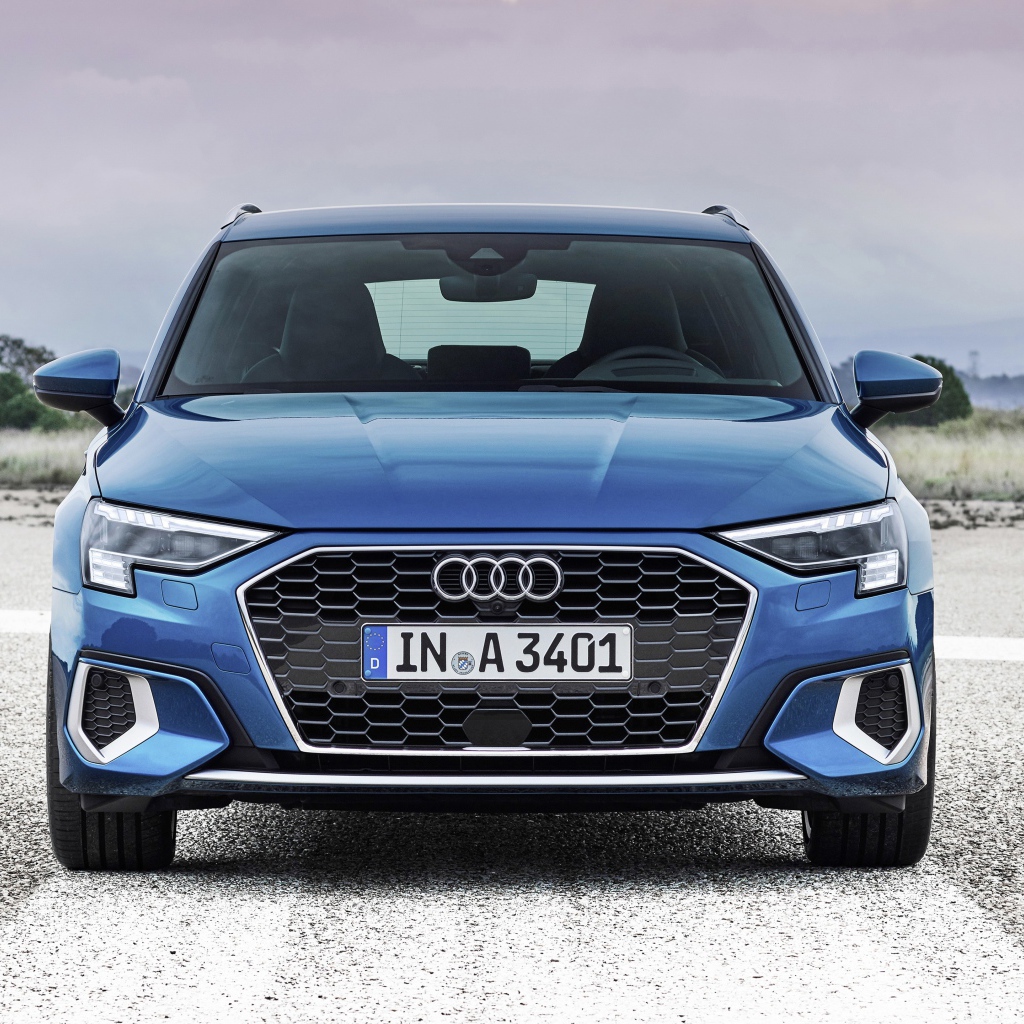 Синий автомобиль Audi A3 Sportback 35 TFSI 2020 года 