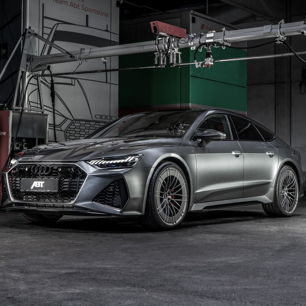 Серый автомобиль  Audi RS 7 Sportback 2020 года в гараже