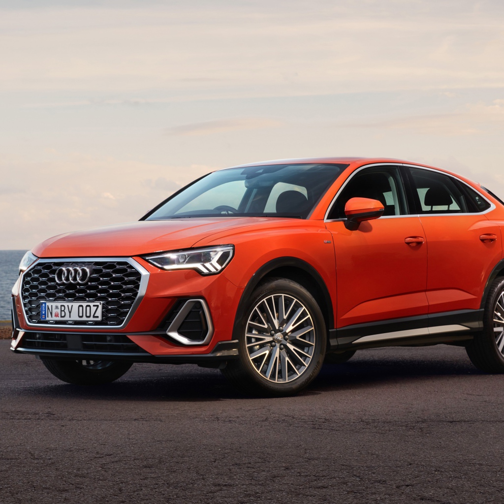 Красный автомобиль Audi Q3 Sportback 35 TFSI S Line 2020 года у воды